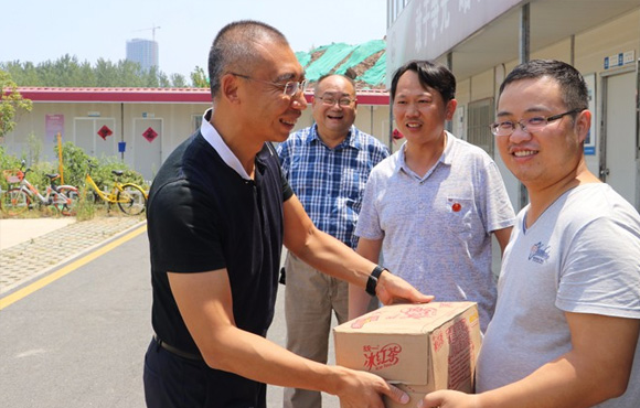 公司辅导慰问高温下坚守作业的一线员工