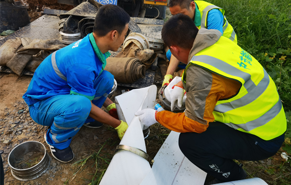 勇担社会责任，，，，，展示央企担任——腾博诚信为本抢险突击队在河南