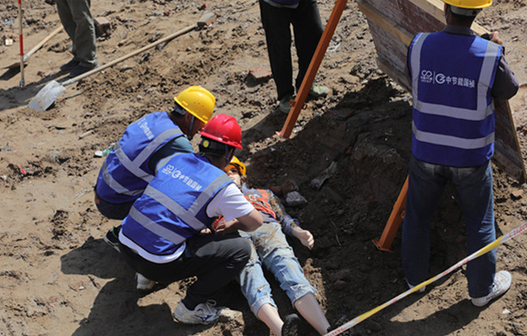 工程公司进杏装安全出产月”启动会暨边坡坍塌变乱应急演练