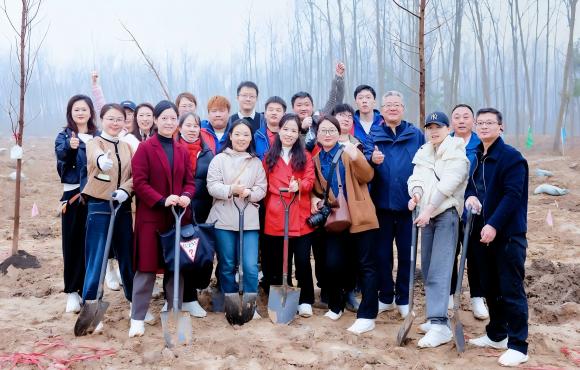 扶残助困显担任 植树添绿护家园——腾博诚信为本植树护绿在行